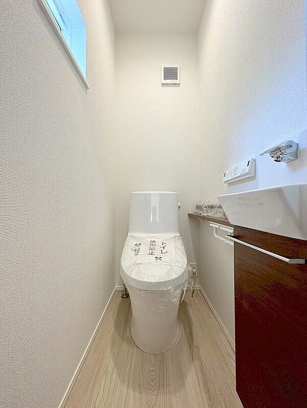 【温水洗浄便座】メーカーによってはウォシュレット・シャワートイレともいいますね♪魅力は清潔な状態をキープする事が出来、冬になると便座が冷たいなんて思いもしなくてすみます！