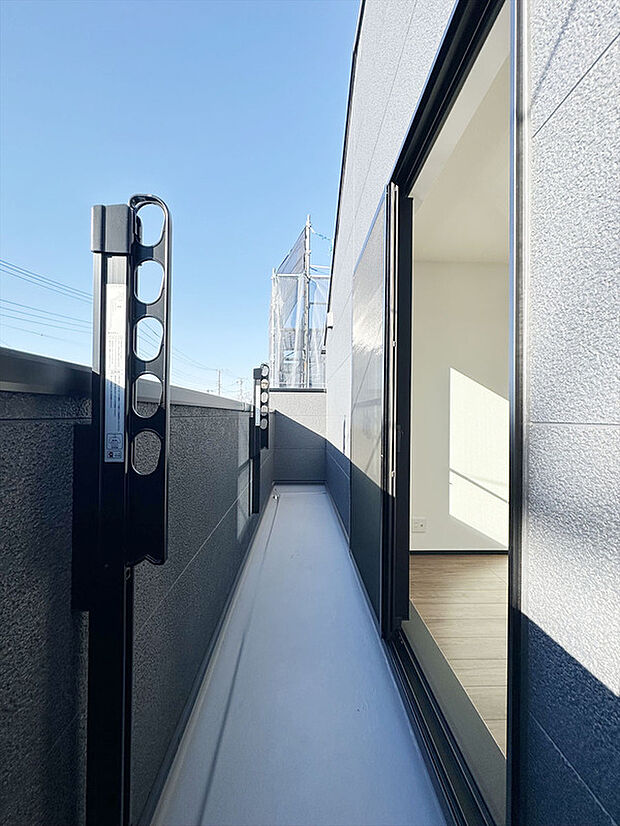 【バルコニー】南面からの採光と通風が望めるバルコニー！お洗濯にもうれしいですね！また、静かな住環境を再認識させられます。