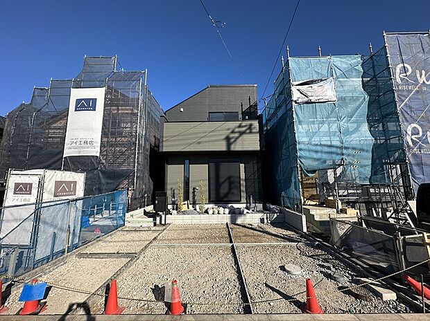 【現地写真】外壁にサイディング利用で、長く住んでも汚れにくい特徴があります。「ずっと住み続ける家」を実現した邸宅です。
