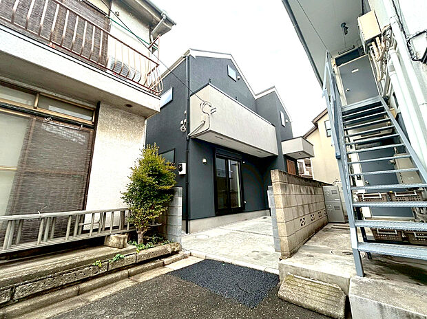 【駐車場】カースペースはコンクリート仕上げ。雨の日も足元は気になりません！