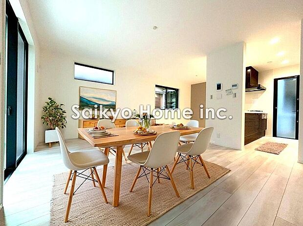 【リビング】ゆったりとした時間が流れるくつろぎのLDK。ご家族との会話を中心に考えた一体感のある間取りになっています。陽光をしっかり取り入れた、明るく広々としたリビング空間です。※家具はCG加工済