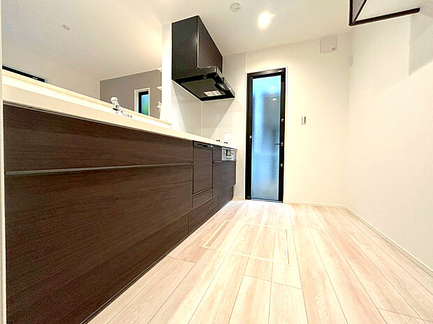 【キッチン】汚れ、キズ、衝撃、熱に強く清潔感のある人造大理石TOPのカウンターキッチンを採用。隙間の無いなめらか一体型シンクなのでお手入れも簡単。食器洗浄乾燥機、浄水器内蔵シャワー水栓採用