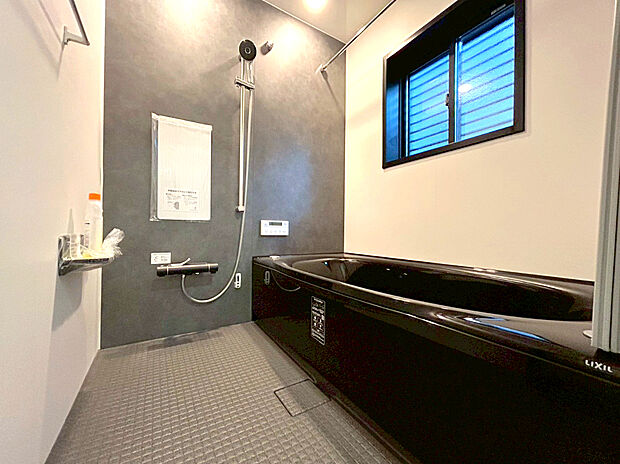 【浴室】坪サイズのバスルーム。浴室換気乾燥機を標準装備。乾きやすい床やお手入れのしやすい排水口など、いつも清潔にご使用いただけます。