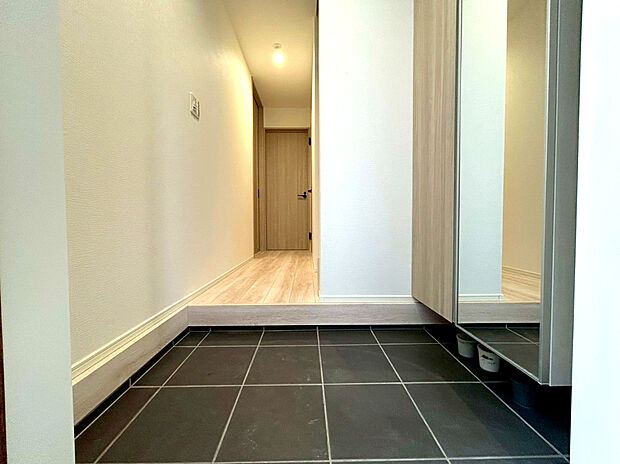 【玄関】毎日利用する玄関は明るく快適に！採光を考え抜いて造られた玄関は「行き」も「帰り」も優しく家族を送り出し出迎えてくれます。