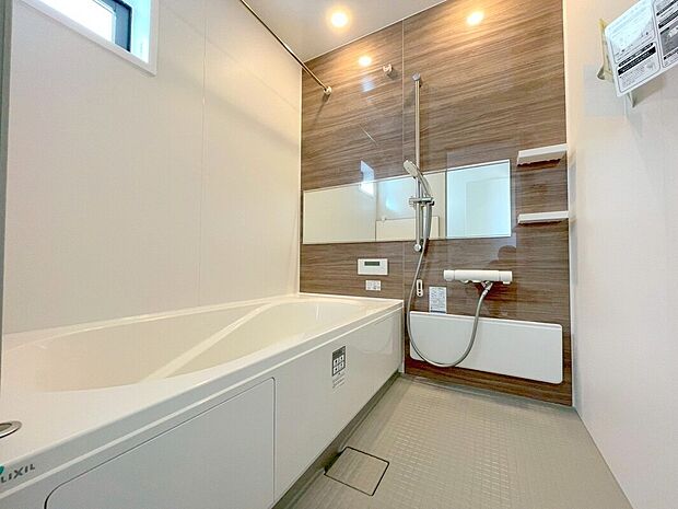 【浴室】一日の疲れを癒しながら、お子様と一緒にバスタイムも楽しめる清潔感あふれる浴室です。浴室は換気・乾燥・暖房機能付きなので、雨の日のお洗濯や寒い冬でも1年中快適です。