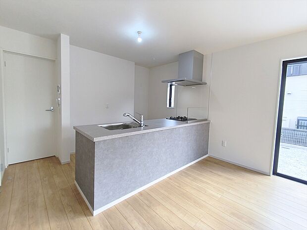 【カウンターキッチン】対面キッチなのでリビングにいる家族の様子がうかがえるので小さなお子様がいても安心ですね。