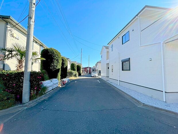 【前面道路】住みやすさと利便性を兼ね備えた立地。高い住宅性能を備えた安心で暮らしやすい住まいです。