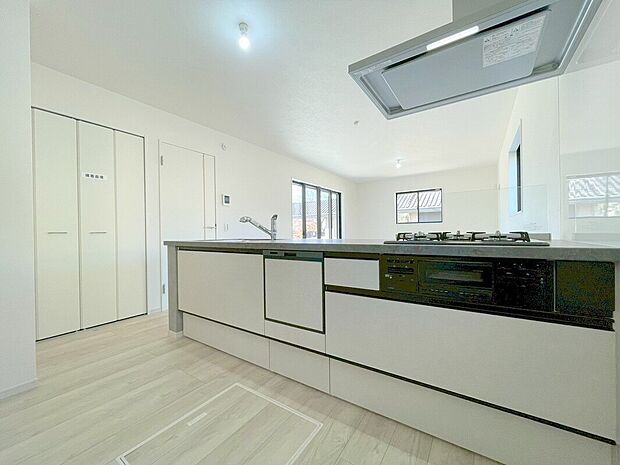 【キッチン】キッチンに立った位置から、リビングにいる家族に目線が届く見守りキッチン！