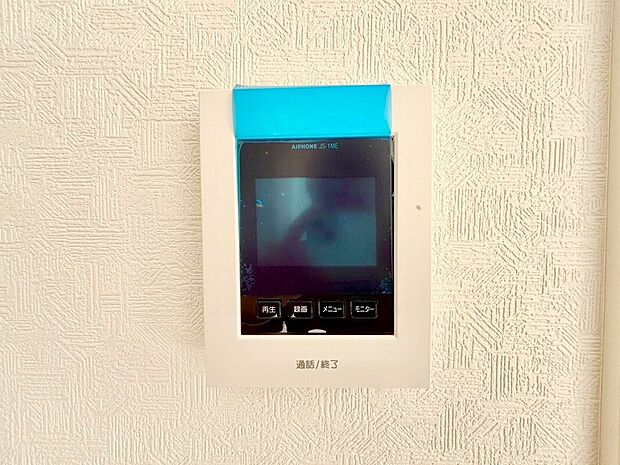 【モニター付きインターフォン】玄関を確認しなくても誰が来たのかすぐわかります。訪問者を確認してから会話することができますので安心して対応できます。