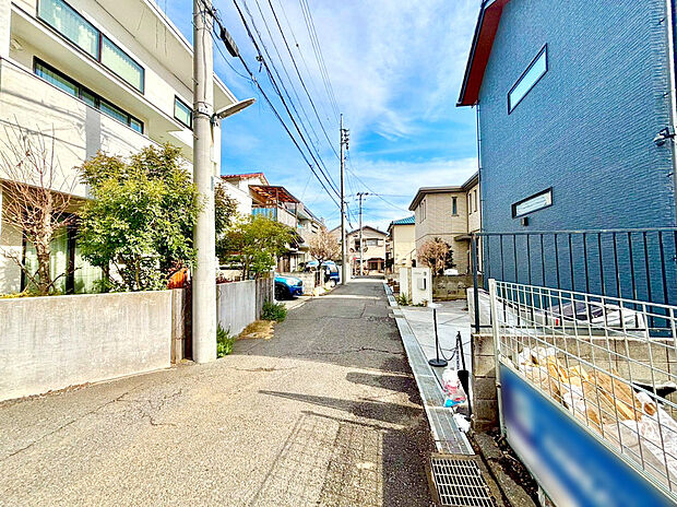 【前面道路含む現地写真】前面道路は車通りも少なく、お子さまのいるご家庭でも安心ですね