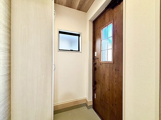 【玄関】毎日利用する玄関は明るく快適に！採光を考え抜いて造られた玄関は「行き」も「帰り」も優しく家族を送り出し出迎えてくれます。