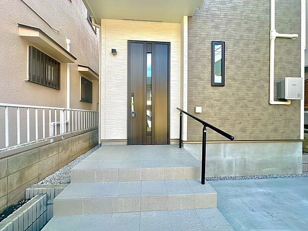 【玄関】玄関はおうちの顔です。いつも明るくキレイな状態でご家族の帰りをお待ちします。
