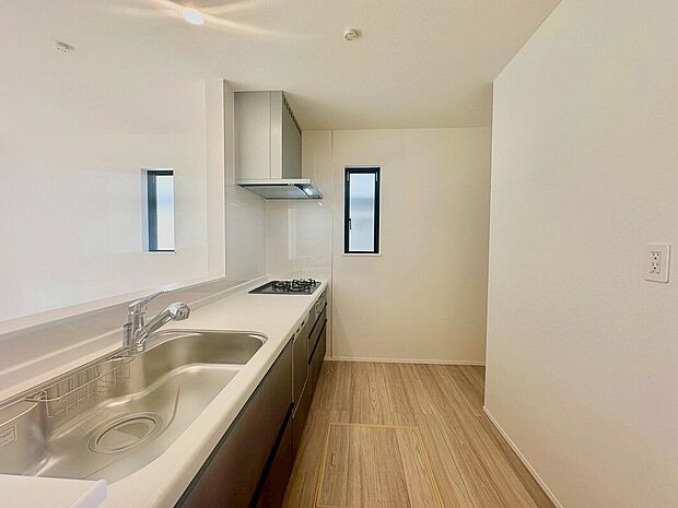 【キッチン】キッチンからリビング全体を見渡せるので、小さなお子様がいらしても様子を見ながら家事ができますね。
