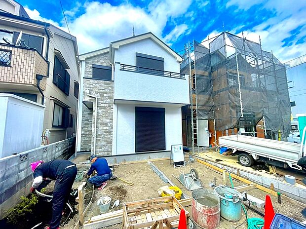 【外観】周囲にはスーパーをはじめとした買い物施設も揃っています。住みやすさと利便性を兼ね備えた環境です。