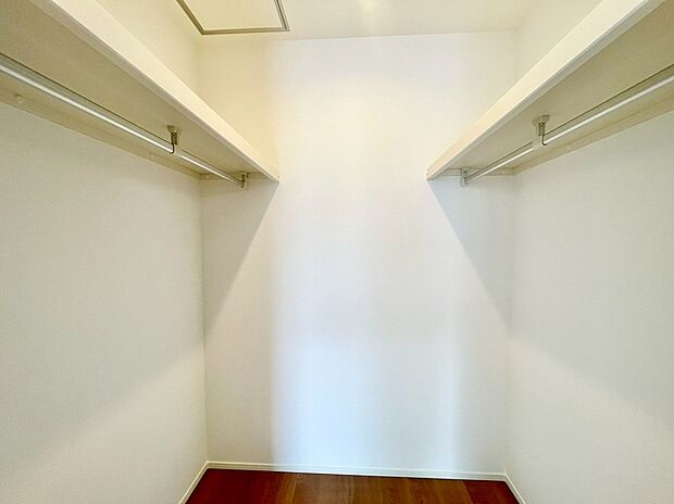 【【ウォークインクローゼット】】嬉しい大型収納は衣替え不要ですぐに使え、片付け上手に！