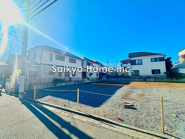 【現地写真】駐車が苦手な方にも嬉しい広々としたカースペースが特徴です。