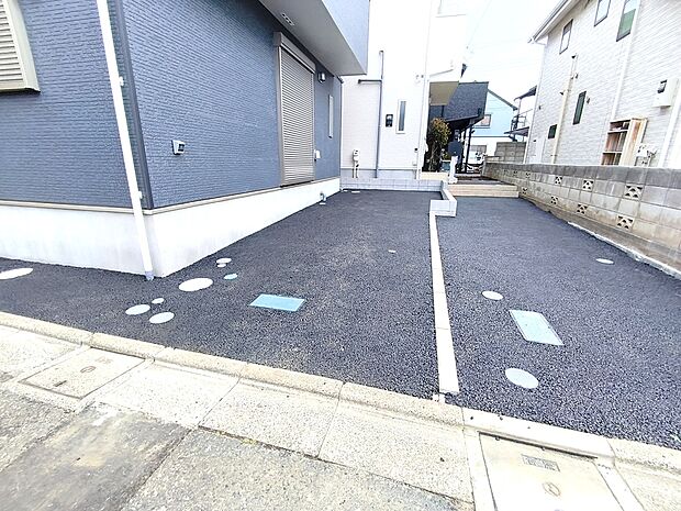 【駐車場】コンクリート仕上げのカースペース。お手入れのしやすさ、耐久性に優れています。