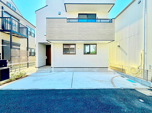 【駐車場】駐車が苦手な方にも嬉しい広々としたカースペースが特徴です。