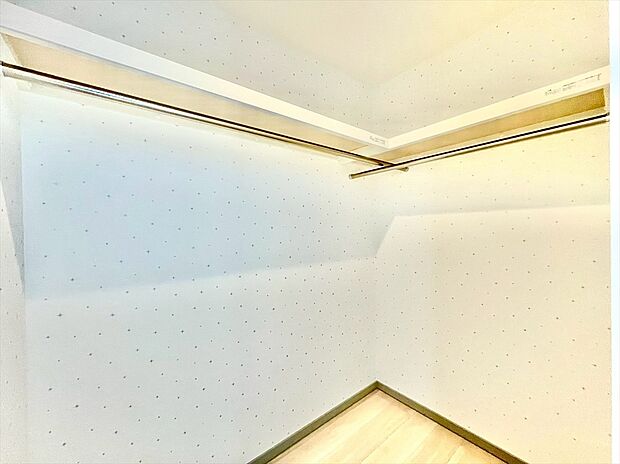 【【ウォークインクローゼット】】嬉しい大型収納は衣替え不要ですぐに使え、片付け上手に!