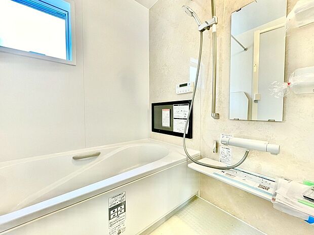 【浴室】1坪サイズのバスルーム。雨の日のお洗濯も安心の換気乾燥暖房機と、半身浴をしながらTVが愉しめる液晶浴室TVを完備した浴室です