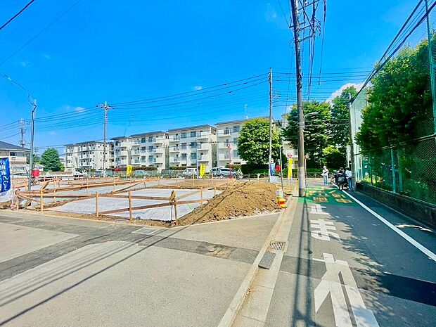 【前面道路含む外観】前面道路は幅広な道路です。入出庫の際もらくらくです。