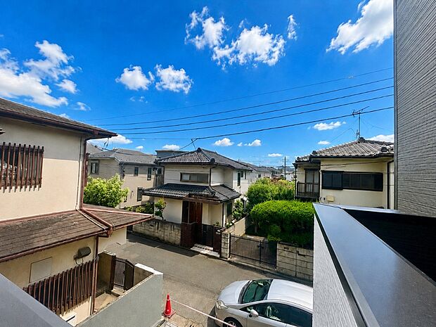 【眺望】ベランダに出た時には、頬をなでる優しい風を感じることが出来ます。つい深呼吸をしたくなる気持ちの良い眺望はこのお部屋の自慢です。