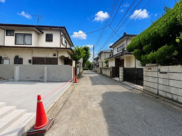 【前面道路】前面道路は5mの幅広な道路です。入出庫の際もらくらくです。