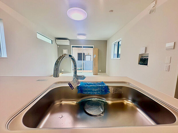 【【浄水器】】浄水器をスリムに内蔵したハンドシャワー式の水栓金具です。いつでもおいしい水をいつでも手軽に使えます