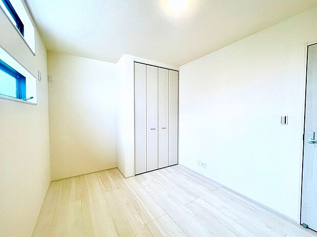 【居室】明るく風通しのいい部屋は自由なプライベート空間。ゆっくりとくつろぐスペースとしてもご利用いただけます！
