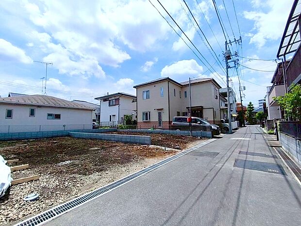 【前面道路含む現地写真】前面道路は車通りも少なく、お子さまのいるご家庭でも安心ですね。