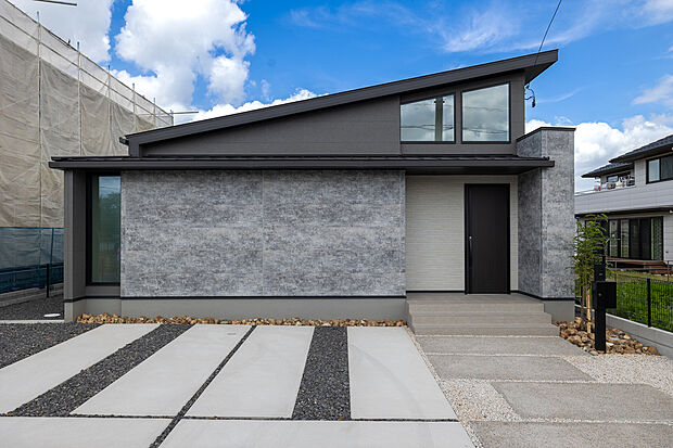 平屋、太陽光パネル15.2kw搭載、駐車台数3台、高級感あふれる邸宅です。片流れの屋根にして吹抜けと勾配天井仕様の間取りを造りました。