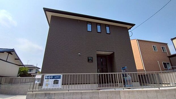 【4LDK】価格は2498万円です。新しいお住まいにいかがでしょうか。駅まで徒歩15分でアクセス可能です。一生に一度のマイホーム探しは、ぜひ新築戸建てで。新築ならではの「新しさ」がとても魅力です。遠賀郡水巻町に特化した当社では、多種多様な不動産情報をご用意しております。不動産情報と併せて地域情報もお伝え致しますので、まずはお気軽にお問い合わせください。