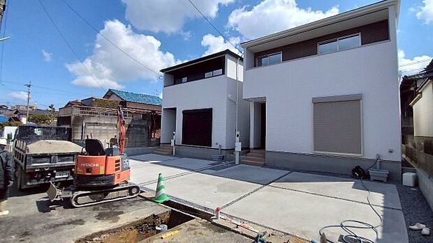 【4LDK】奥行のあるウォークインクロゼットは様々な物が入る優れものです。浴室乾燥機付きの物件なので、浴室乾燥機をつけて湿気を除去すればカビの発生を予防できます。駐車2台可能なので、友達や親戚の方が急に来ても置けます。103.71平米程の建物面積でスペースも十分。不動産購入をお考えの方は、北九州市八幡西区に強い当社までご連絡ください。きっとお探しの条件に沿った住まいが見つかることでしょう。