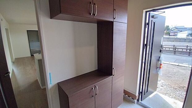 【玄関収納】同仕様物件の設備です。実際とは異なる場合があります。