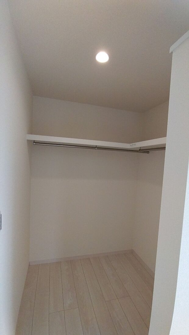 【ウォークインクローゼット】同仕様物件の設備です。実際とは異なる場合があります。