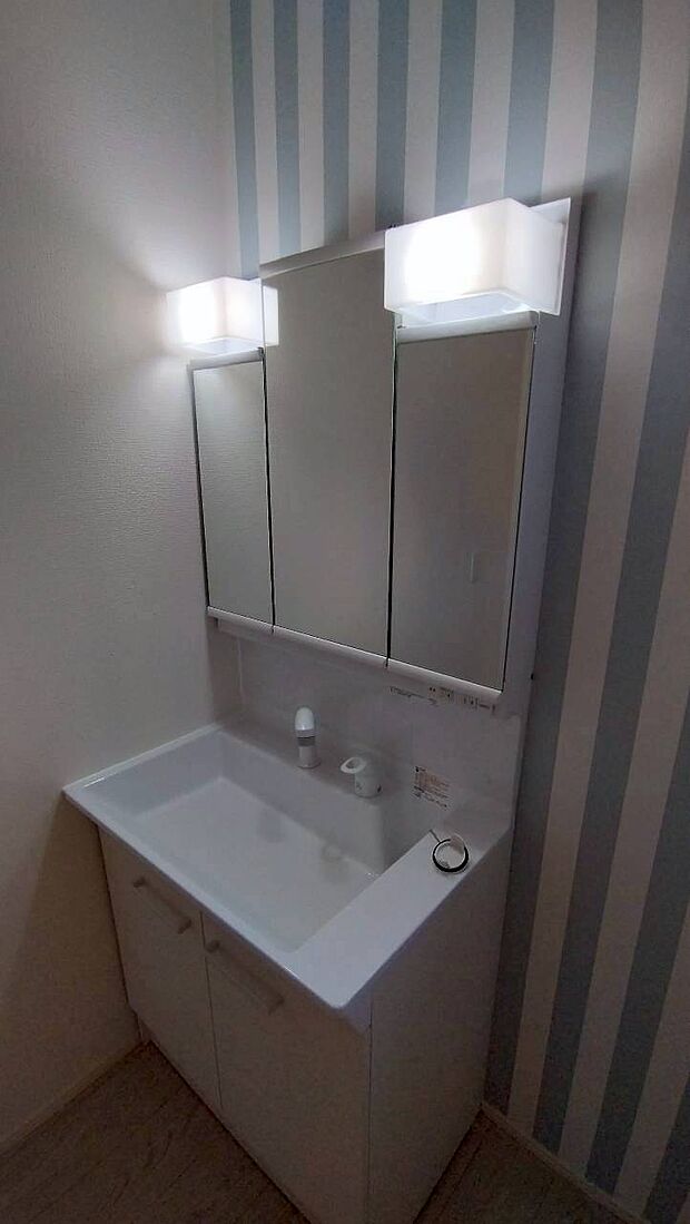 【洗面化粧台】同仕様物件の設備・仕様の写真です。実際とは異なる場合があります。