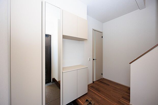 【玄関収納】同仕様の設備・仕様の写真です。実際とは異なる場合があります。