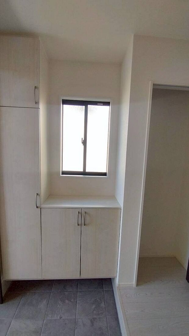 【玄関収納】※同仕様物件の設備写真です。実際とは異なる場合があります。