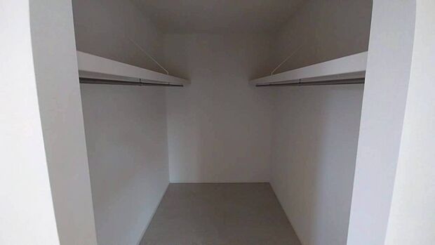 【ウォークインクローゼット】※同仕様物件の設備・仕様の写真です。実際とは異なる場合があります。