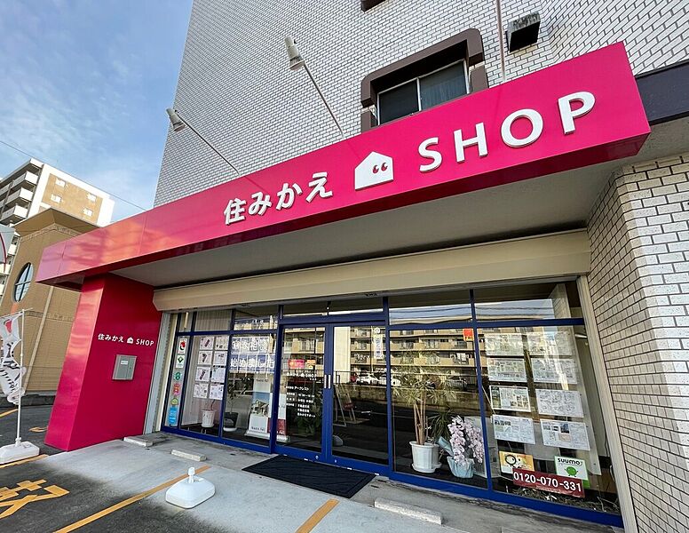 駐車場は店舗前に２台分、店舗東側に５台分ございます！