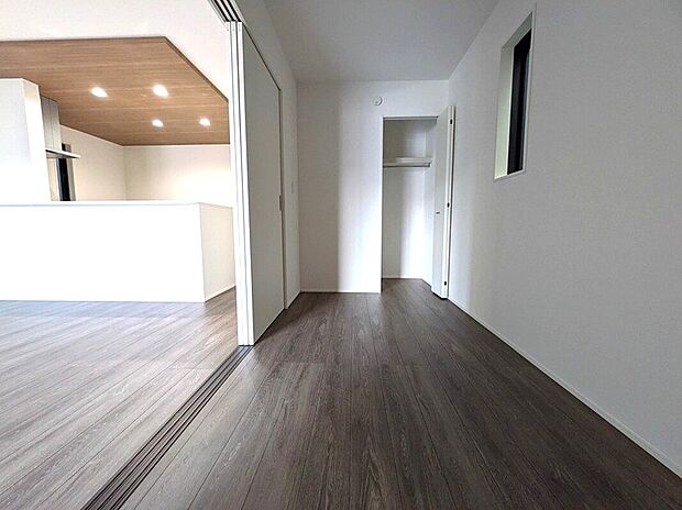 【洋室4帖】リビングに面した小部屋は、開放的にお使いいただくことも可能です。