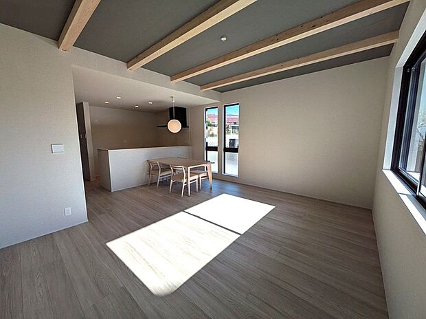 【B棟】家族みんなが心地良く過ごせるリビングダイニング。家事やお子さまの宿題など、ふれあいを育みながら愉しくお過ごしいただけます。