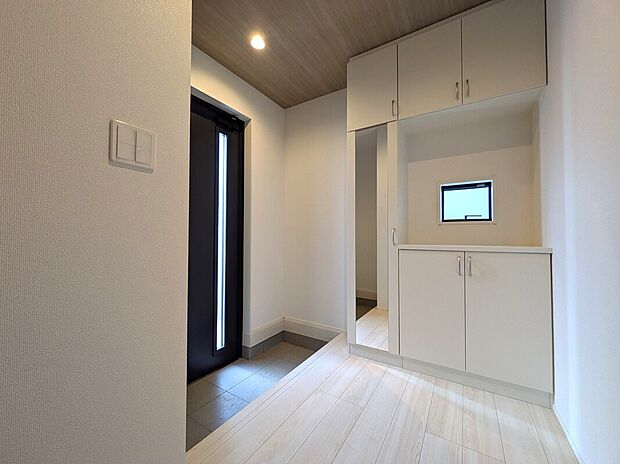 【3号棟　玄関】姿見付きの大型収納と、ゆったりとした土間収納