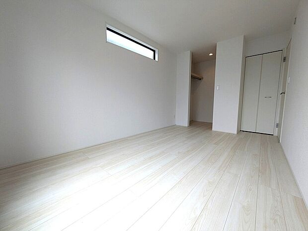 【3号棟　7.0帖の洋室】ウォークインクローゼットと扉付きの収納をご用意