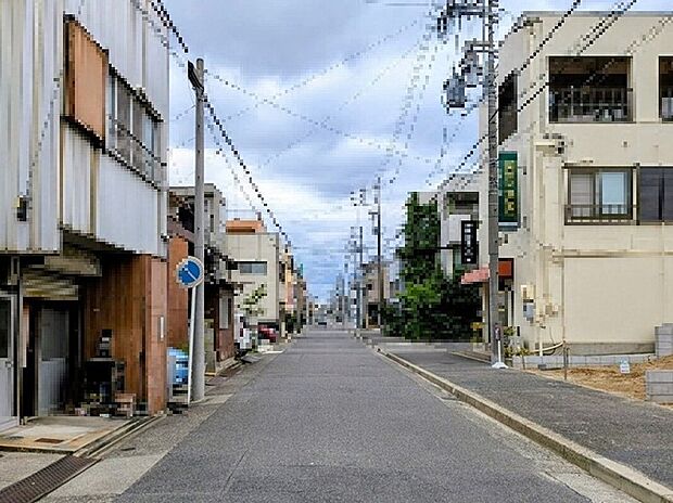 【前面道路】歩道含む幅員約8.1m