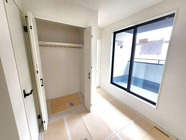 【収納】2階廊下ファミリークローゼットはバルコニーすぐ側で使い勝手が良さそうです♪(2026年8月)撮影