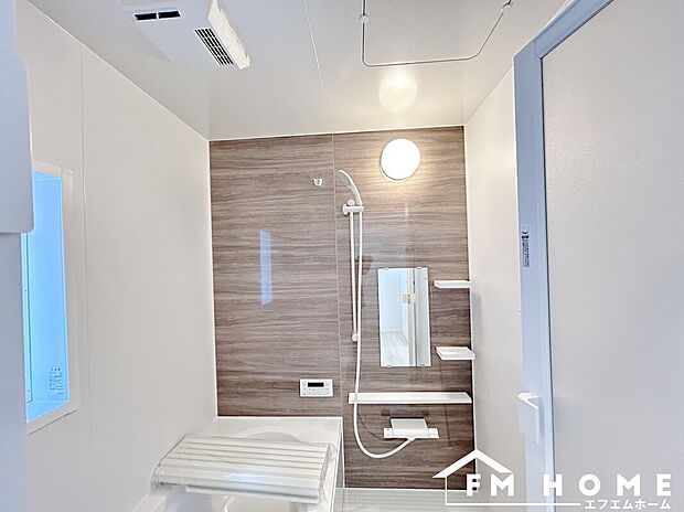 【■現地浴室写真・2号棟■】ミクロストップですべりにくく安心です♪暖房換気乾燥機付で浴槽満水容量が２８０リットルで節水タイプです♪