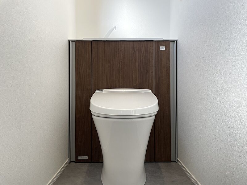 トイレ　（同仕様） ■シンプルなデザイン一体型シャワートイレ