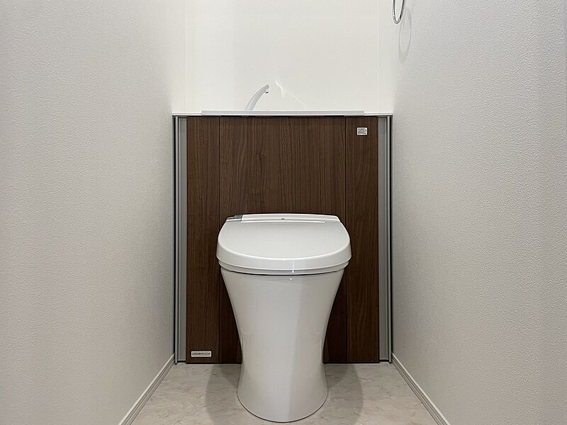 トイレ　（C号棟） ■シンプルなデザイン一体型シャワートイレ