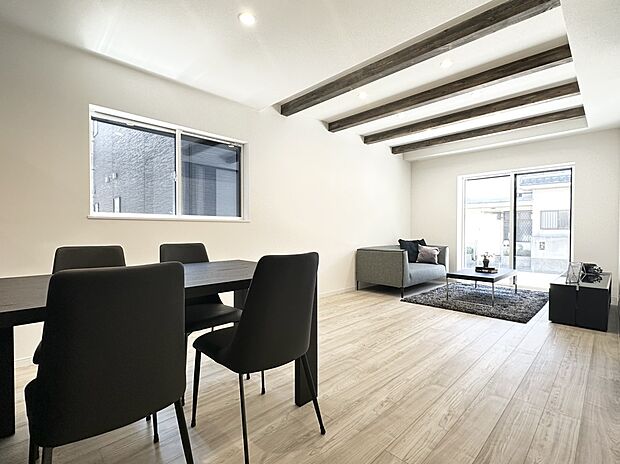 リビング(同仕様)
■あらわし梁がワンランク上の、上質な空間を演出。